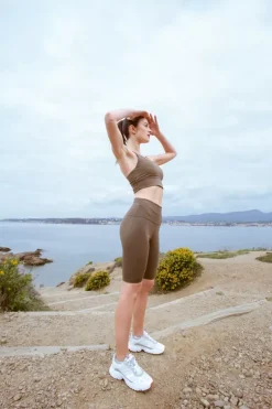 Brassière de sport, bretelles croisées