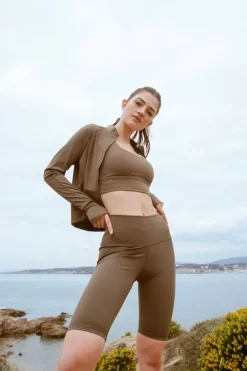 Brassière de sport, bretelles croisées