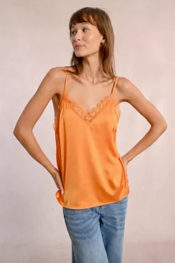 Caraco satiné, bordé de dentelle