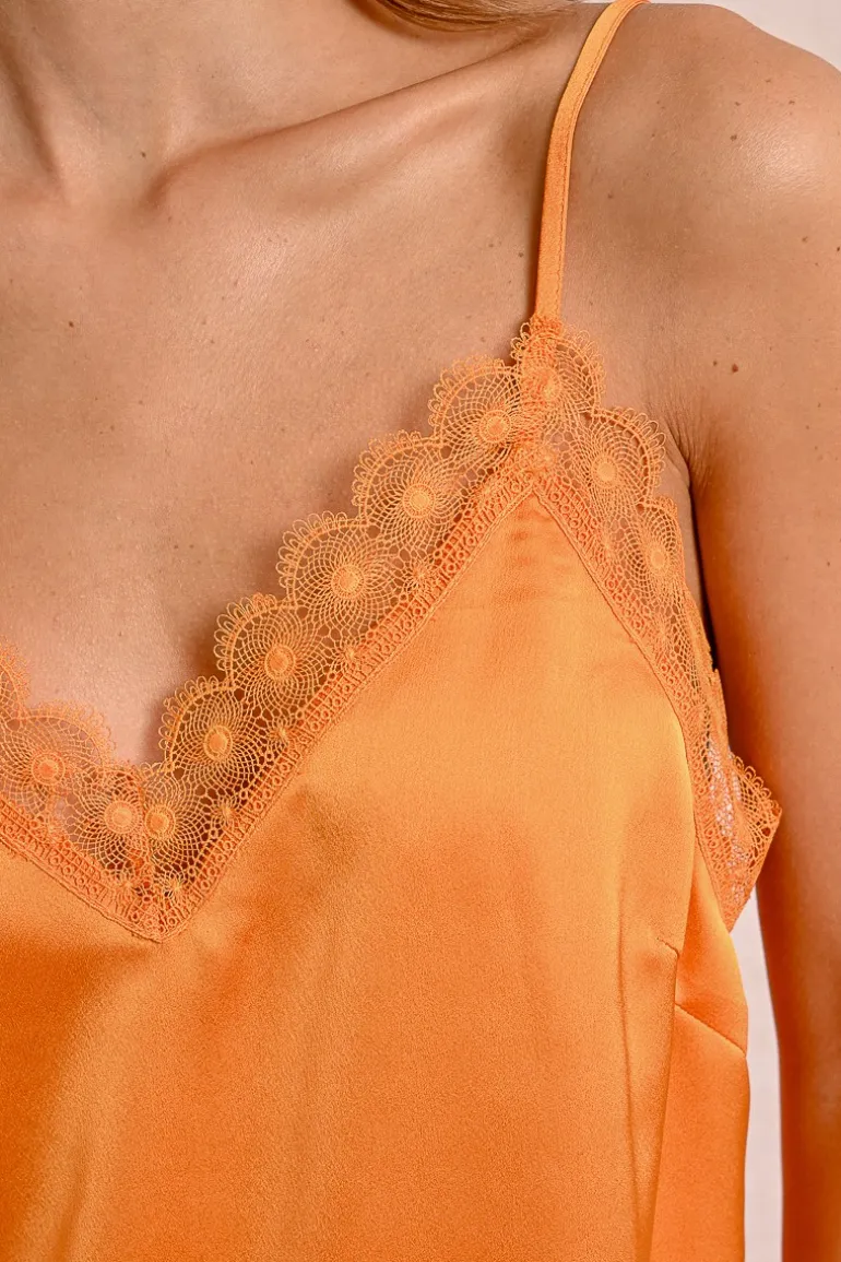 Caraco satiné, bordé de dentelle