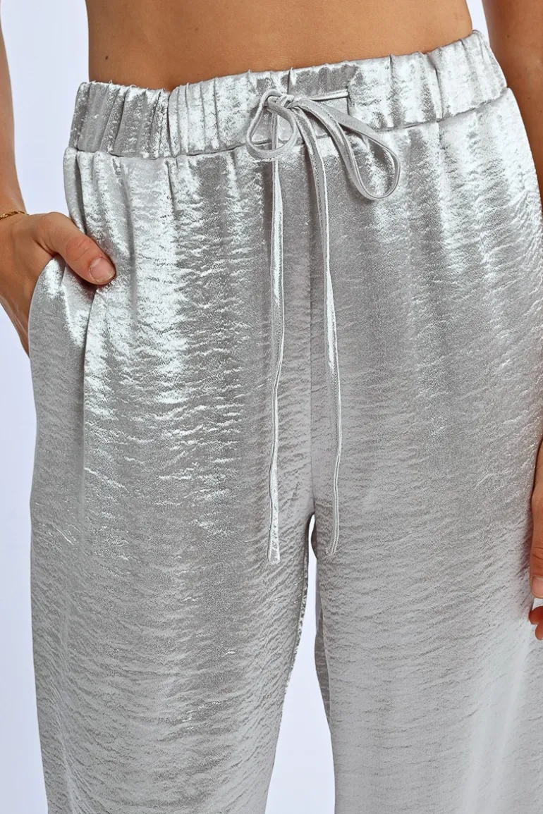 Pantalon large et satiné