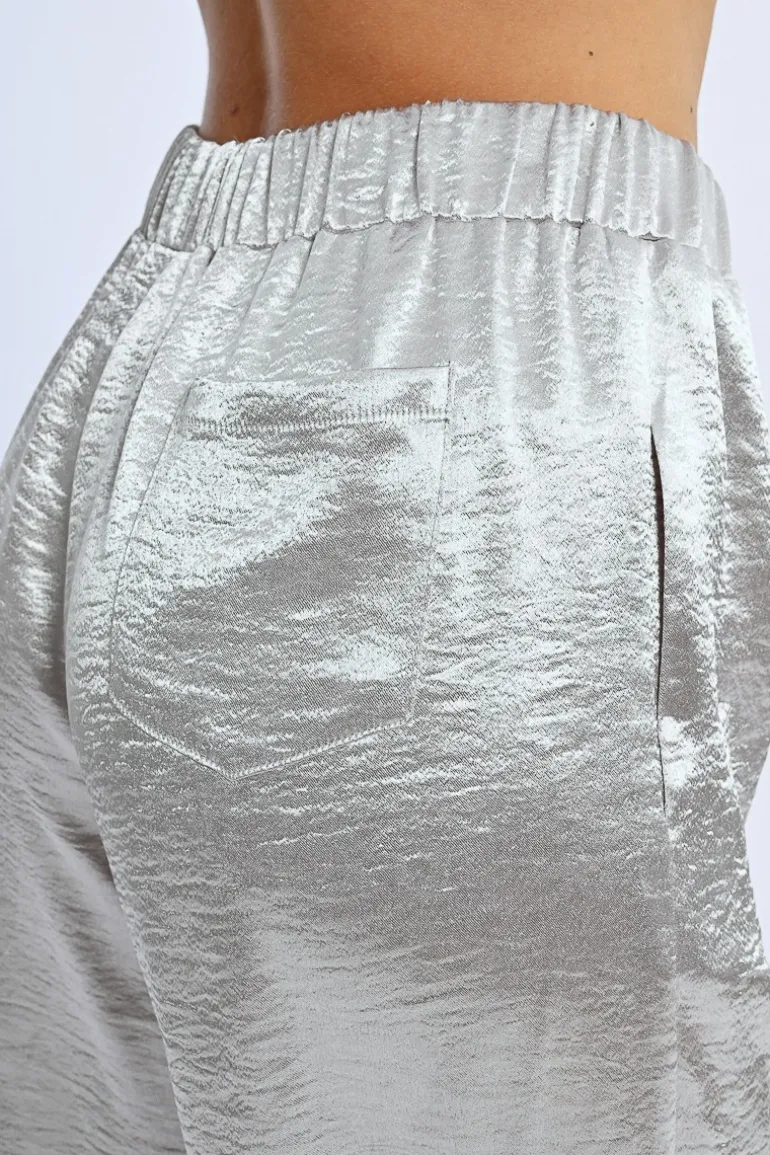 Pantalon large et satiné