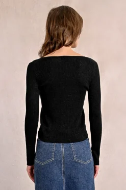 Pull ajusté en maille et col large