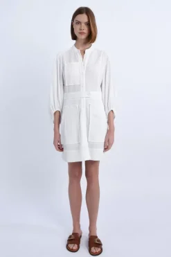 Robe blanche à manches bouffantes