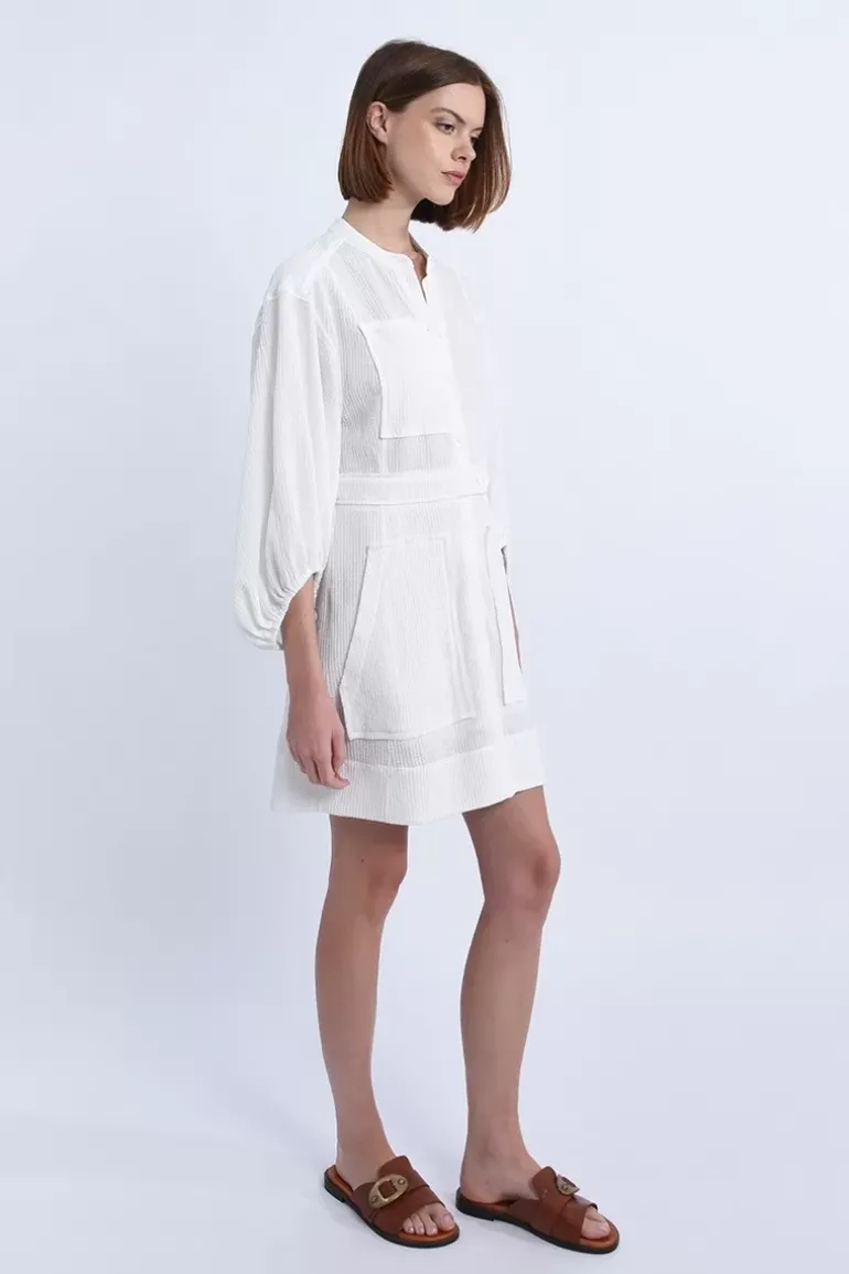Robe blanche à manches bouffantes