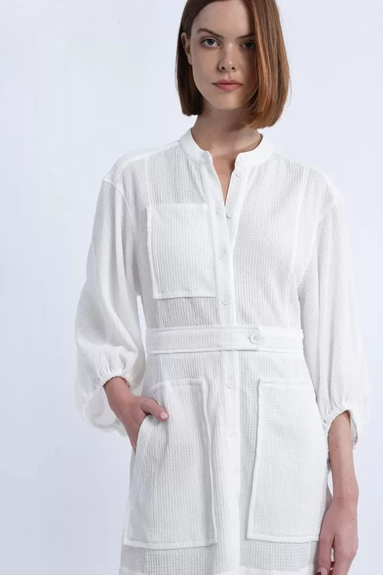Robe blanche à manches bouffantes
