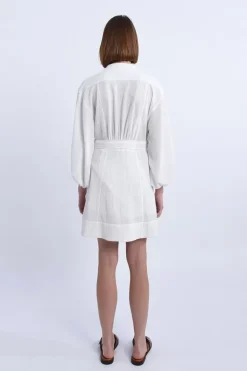 Robe blanche à manches bouffantes
