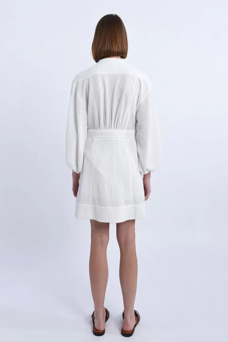 Robe blanche à manches bouffantes
