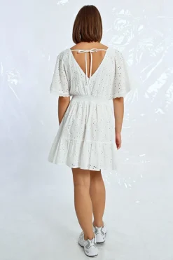 Robe courte à broderies anglaises