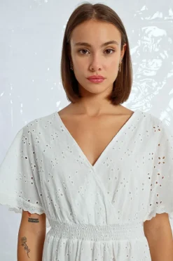 Robe courte à broderies anglaises