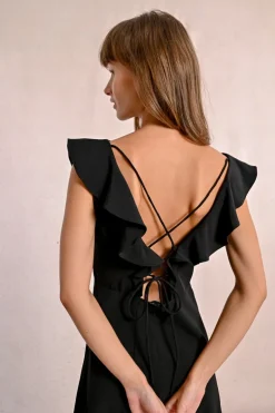 Robe courte, dos lacets