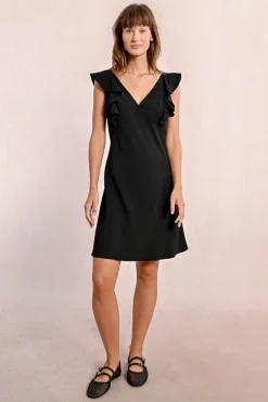 Robe courte, dos lacets