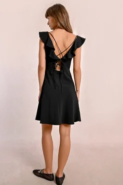 Robe courte, dos lacets