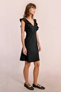 Robe courte, dos lacets