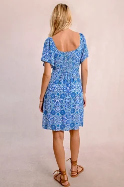 Robe courte, fendue et imprimée