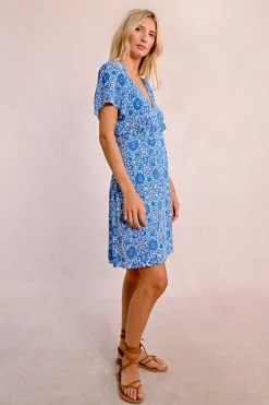 Robe courte, fendue et imprimée