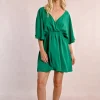 Robe courte fluide élastiquée à la taille et dos nu