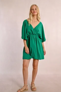 Robe courte fluide élastiquée à la taille et dos nu