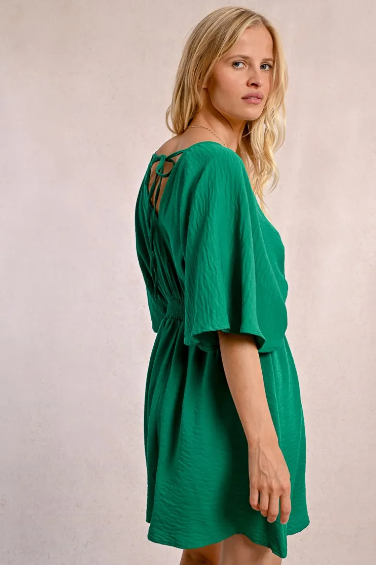 Robe courte fluide élastiquée à la taille et dos nu