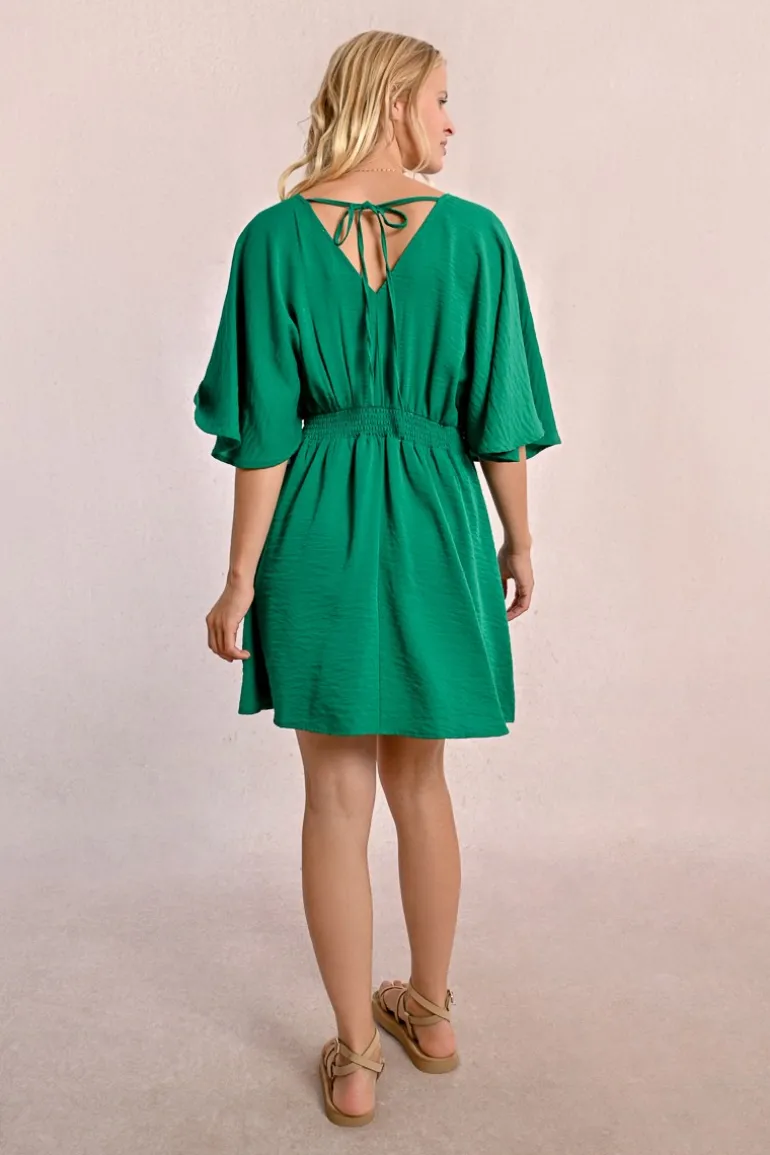 Robe courte fluide élastiquée à la taille et dos nu