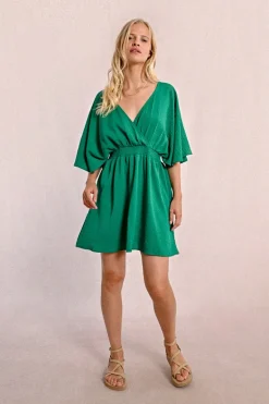 Robe courte fluide élastiquée à la taille et dos nu