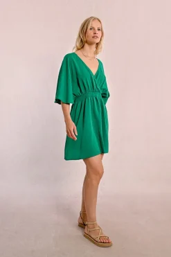 Robe courte fluide élastiquée à la taille et dos nu
