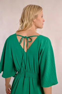 Robe courte fluide élastiquée à la taille et dos nu