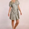Robe courte, irisée et à volants