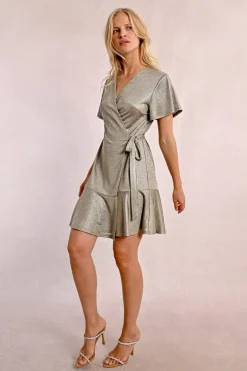 Robe courte, irisée et à volants