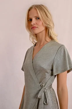 Robe courte, irisée et à volants