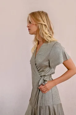 Robe courte, irisée et à volants