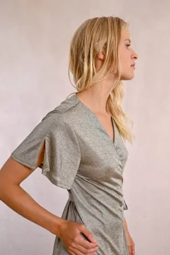 Robe courte, irisée et à volants
