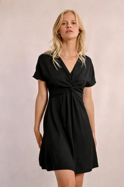 Robe courte, noué sur le devant