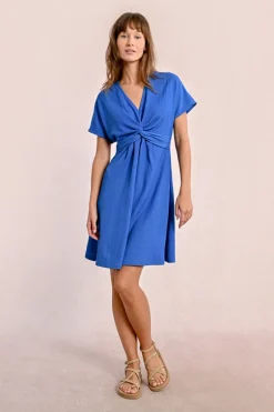 Robe courte, noué sur le devant