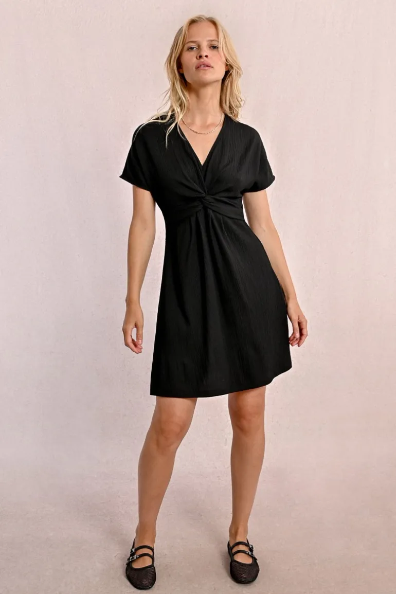 Robe courte, noué sur le devant
