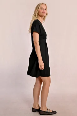 Robe courte, noué sur le devant