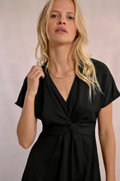 Robe courte, noué sur le devant
