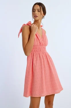 Robe courte, épaules nouées