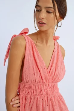 Robe courte, épaules nouées