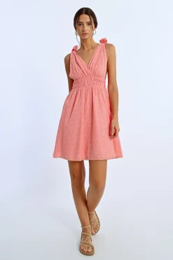 Robe courte, épaules nouées