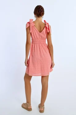 Robe courte, épaules nouées