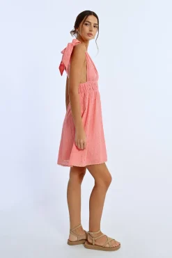 Robe courte, épaules nouées