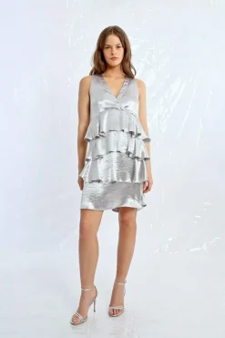 Robe courte satinée à larges volants