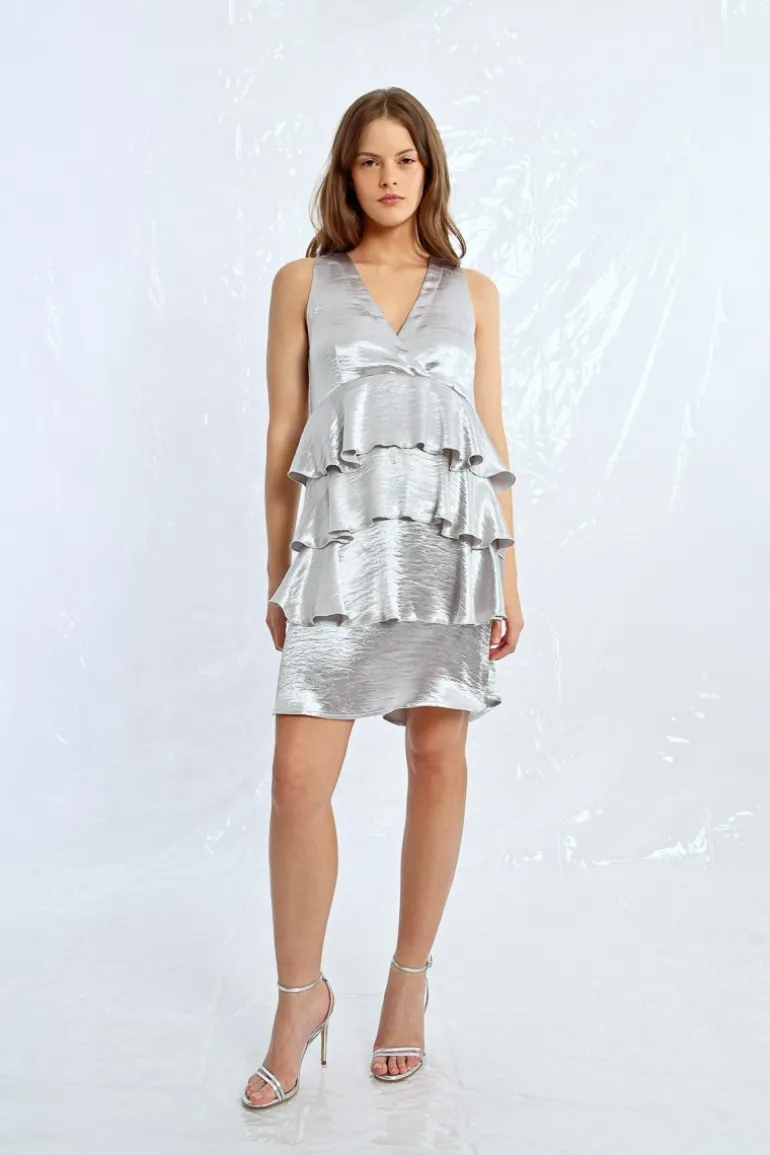 Robe courte satinée à larges volants