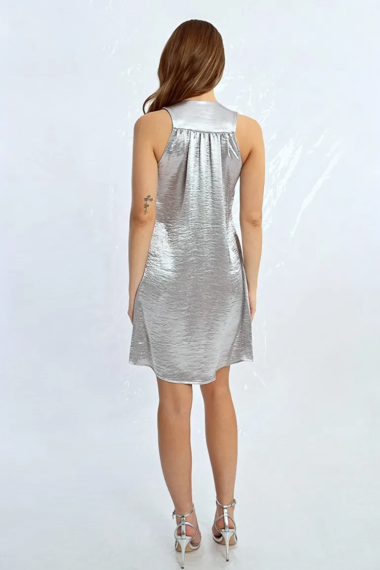 Robe courte satinée à larges volants