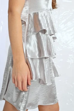 Robe courte satinée à larges volants
