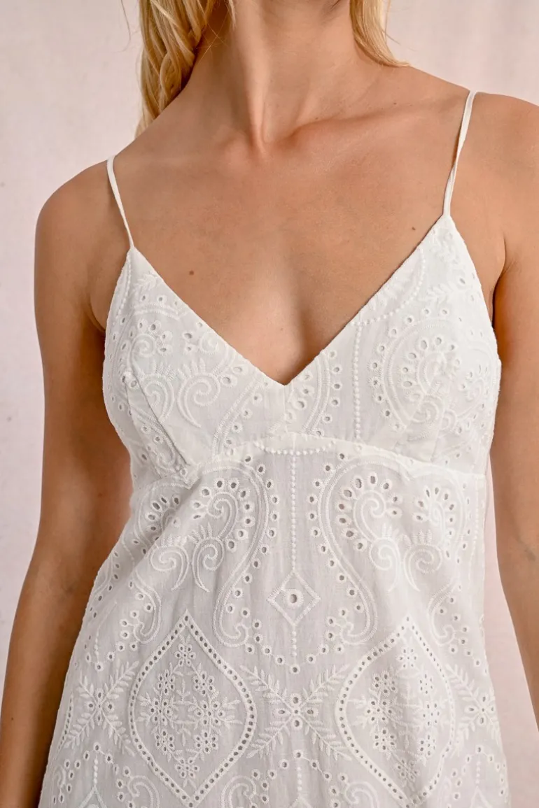 Robe longue à broderies anglaises, dos nu