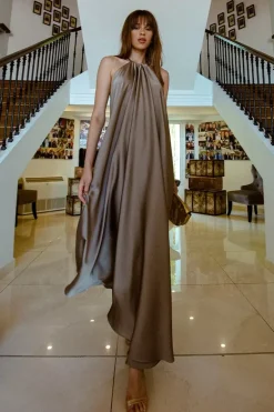 Robe longue satinée