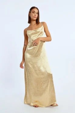 Robe longue satinée, col bénitier