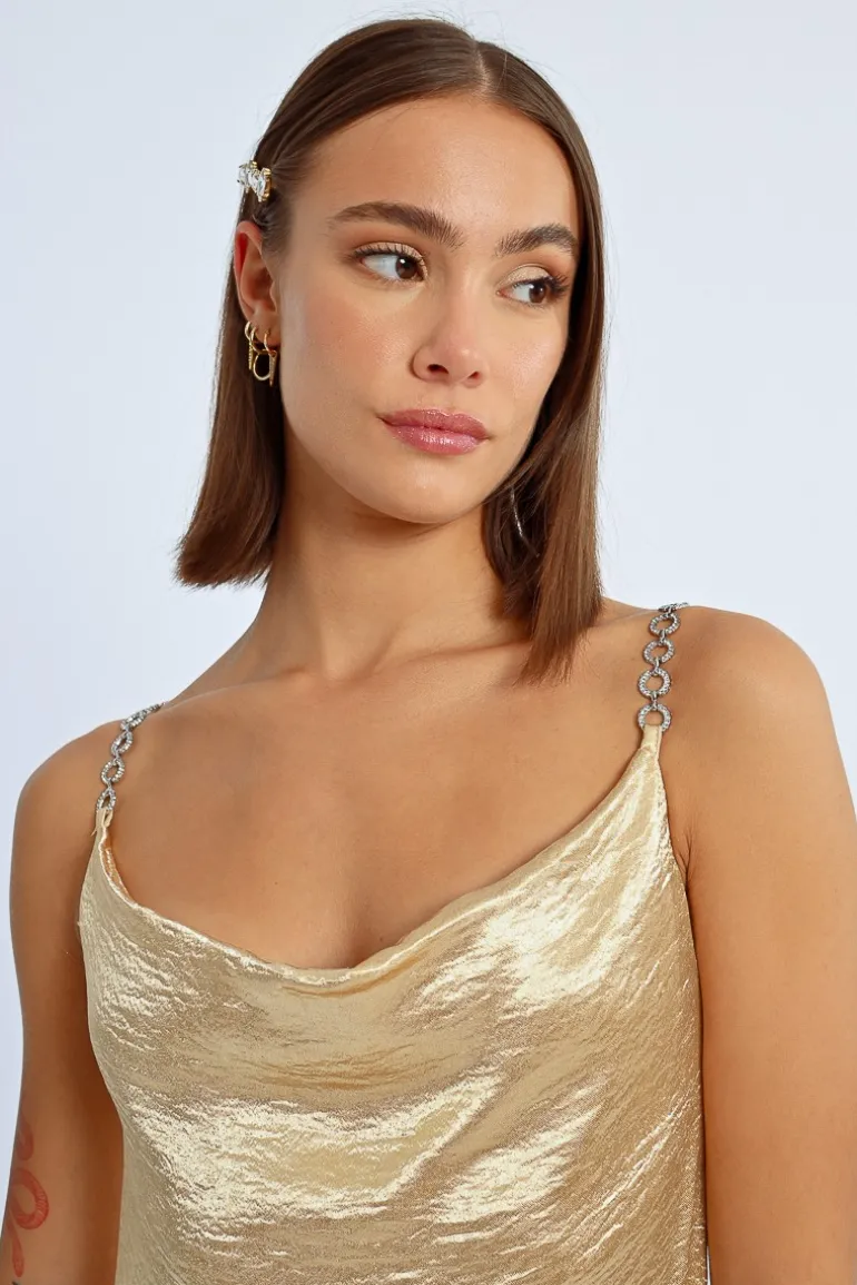 Robe longue satinée, col bénitier